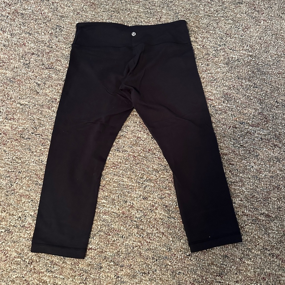 lululemon athletica Black Leggings with Cropped Length and Comfortable Fit
